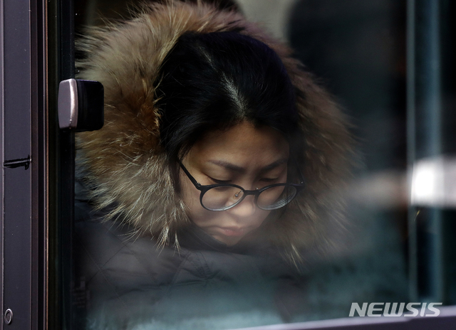【서울=뉴시스】김병문 수습기자 = 지난 8일 오전 서울 종로구 광화문 네거리에서 한 시민이 두꺼운 옷차림으로 버스에 탑승하고 있다. 2019.02.08. dadazon@newsis.com