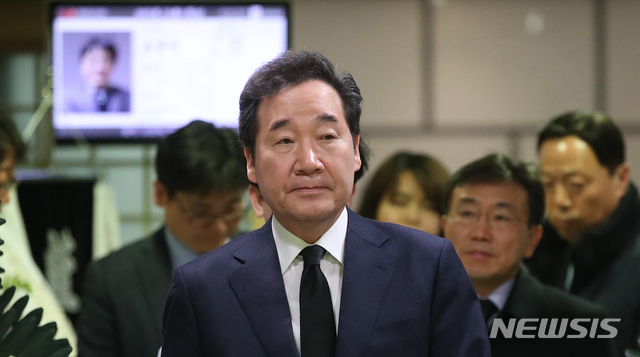 【서울=뉴시스】김선웅 기자 = 이낙연 국무총리가 8일 오전 서울 중구 국립중앙의료원 장례식장에 마련된 故 윤한덕 국립중앙의료원 중앙응급의료센터장 빈소에서 조문을 마친 후 빈소를 나서고 있다. 故 윤 센터장은 설 명절 연휴인 지난 4일 병원 집무실에서 숨진 채 발견됐다. 2019.02.08. mangusta@newsis.com