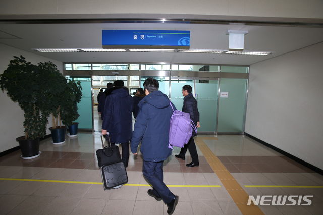 【고성(강원)=뉴시스】김경목 기자 = 지난 2월8일 금강산에서 열린 창립 20주년 행사에 참여하기 위해 동해선 남북출입사무소(CIQ)에서 출경하는 현대아산 임직원들. 2019.02.08. photo31@newsis.com