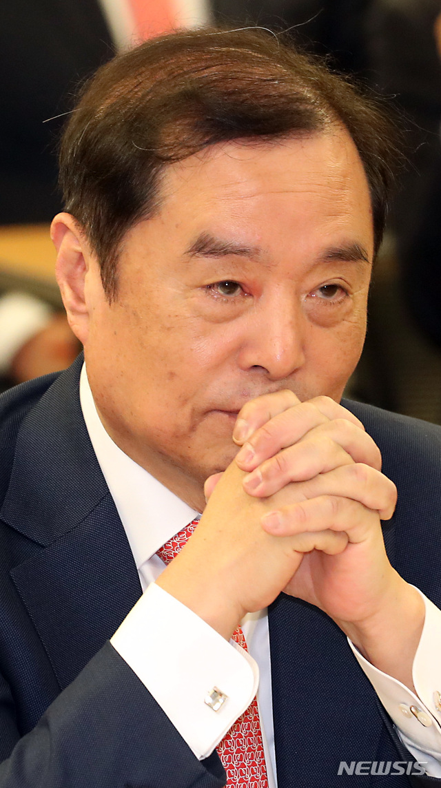 【서울=뉴시스】이종철 기자 = 8일 서울 여의도 국회 의원회관에서 열린 자유한국당 제6차 상임전국위원회에 참석한 김병준 비대위원장이 심각한 표정을 하고 있다. 2019.02.08. jc4321@newsis.com 