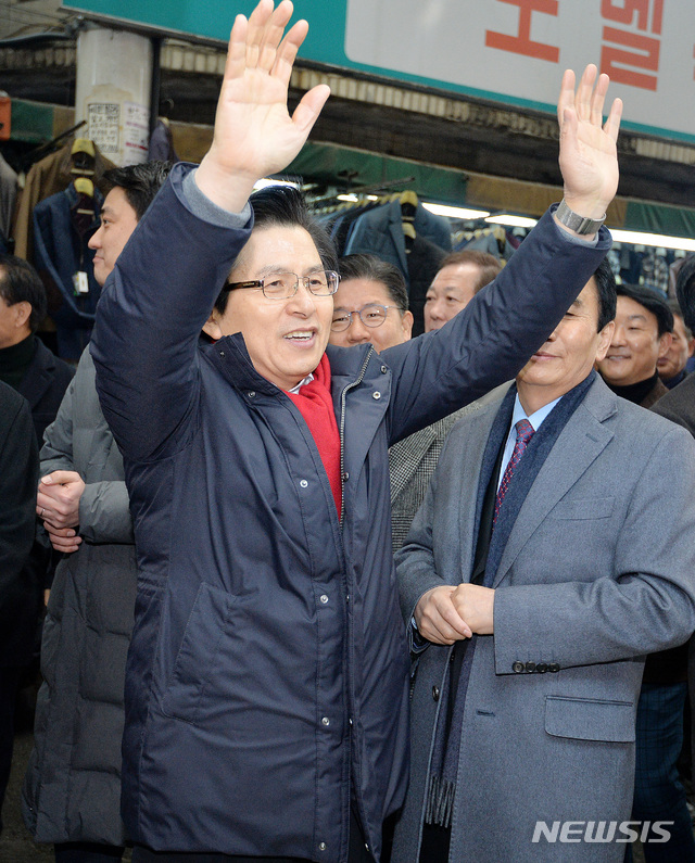 【대구=뉴시스】우종록 기자 = 자유한국당 대표에 출마한 황교안 전 국무총리가 8일 오전 대구 중구 대신동 서문시장을 방문, 손 들어 시장상인께 인사하고 있다. 2019.02.08. wjr@newsis.com