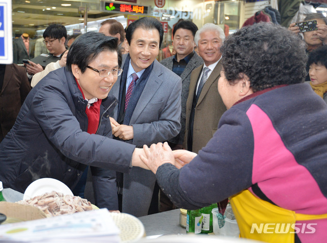 【대구=뉴시스】우종록 기자 = 자유한국당 대표에 출마한 황교안 전 국무총리가 8일 오전 대구 중구 대신동 서문시장을 방문, 시장상인들과 인사하고 있다. 2019.02.08. wjr@newsis.com