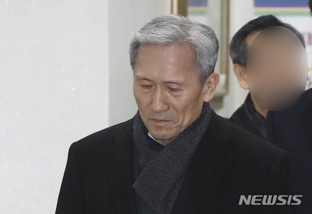 【서울=뉴시스】최진석 기자 = 김관진 전 국가안보실 실장이 8일 서초구 서울중앙지법에서 열린 '軍 댓글공작’ 관련 결심 공판을 마친 뒤 법원을 빠져 나오고 있다. 이날 검찰은 김 전 실장에 대해 징역 7년을 구형 했다. 2019.02.08. myjs@newsis.com