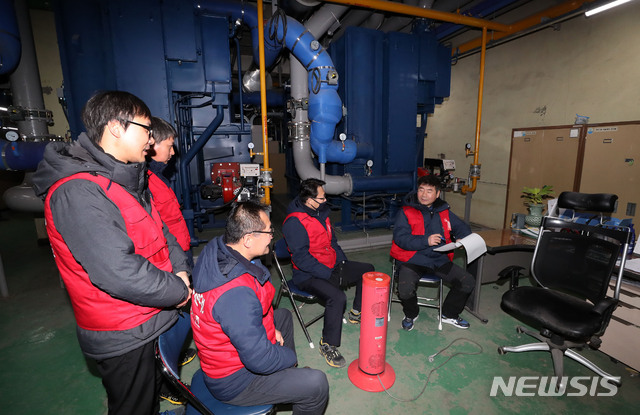 【서울=뉴시스】홍효식 기자 = 서울대 민주노총 전국민주일반연맹 서울일반(기계·전기) 노조원들이 지난 8일 오전 서울 관악구 서울대학교에서 시설관리직 노동자 전면 파업 돌입 기자회견을 마친 뒤 보일러실에서 동파 방지를 위한 최소한의 설비 가동을 위해 대기하고 있다. 2019.02.08. yesphoto@newsis.com