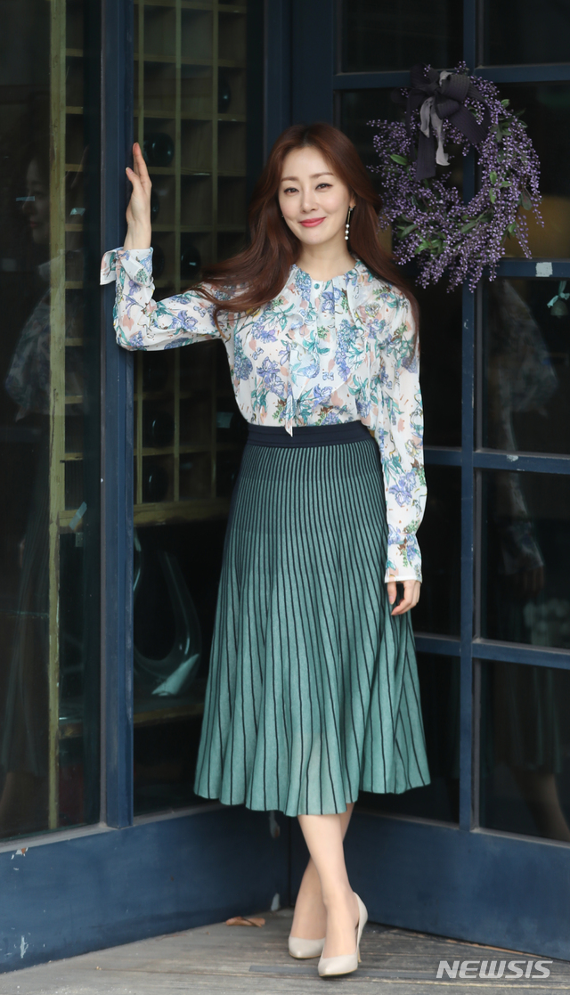 【서울=뉴시스】조수정 기자 = JTBC 금토드라마 'SKY캐슬' 진진희로 열연한 배우 오나라가 8일 오후 서울 서초구 양재그램에서 인터뷰에 앞서 포즈를 취하고 있다. 2018.02.08. chocrystal@newsis.com