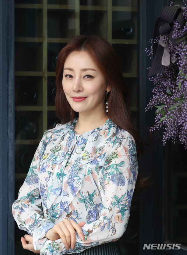 【서울=뉴시스】조수정 기자 = JTBC 금토드라마 'SKY캐슬' 진진희로 열연한 배우 오나라가 8일 오후 서울 서초구 양재그램에서 인터뷰에 앞서 포즈를 취하고 있다. 2018.02.08. chocrystal@newsis.com