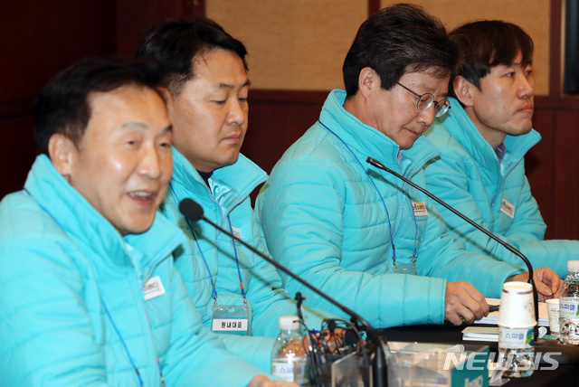 【양평=뉴시스】박영태 기자 = 지난 8일 오후 경기도 양평군 쉐르빌호텔에서 열린 바른미래당 2019년 의원 연찬회에서 유승민 의원이 손학규 대표의 발언을 듣고 있다. 2019.02.08. since1999@newsis.com