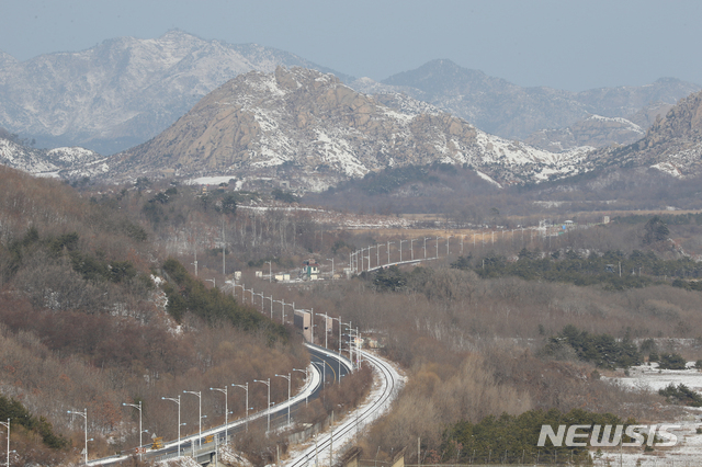 【고성(강원)=뉴시스】김경목 기자 = 8일 오후 강원 고성군 현내면 통일전망타워에서 북한 강원도 고성군 고성읍 국지봉과 금강산으로 가는 동해선 도로 7번 국도와 동해선 철도가 보인다. 2019.02.08.   photo31@newsis.com