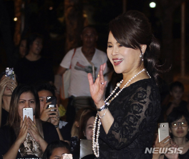 【방콕=AP/뉴시스】5년만에 치러지는 3.24 태국 총선에 도전장을 내밀었던 우본랏타나 라자캰야(67) 공주가 총리 후보 출마를 선언한 하루만에 다시 포기하겠다고 밝혔다. 이는 남동생이자 태국 국왕인 마하 와치랄롱꼰의 반대 뜻을 수용한 것이다. 지난 2017년 10월27일 우본랏타나 공주가 왕궁 밖에 인파들에게 손을 흔들고 있다. 2019.02.09 