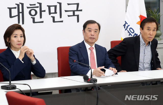 【서울=뉴시스】이종철 기자 = 김병준 비대위원장과 나경원 원내대표가 8일 서울 여의도 국회에서 열린 자유한국당 비대위회의에서 전당대회를 연기없이 개최하기로 결정한 선관위 결정에 대해 논의하고 있다. 2019.02.08. jc4321@newsis.com