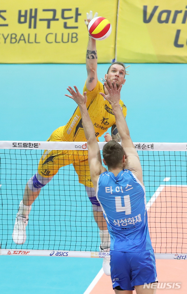 【의정부=뉴시스】이윤청 수습기자 = 8일 오후 경기 의정부 실내체육관에서 열린 도드람 2018-2019 프로배구 V리그 남자부 KB손해보험과 삼성화재의 경기, 삼성화재가 타이스가 블로킹을 시도하고 있다. 2019.02.08.&nbsp; radiohead@newsis.com