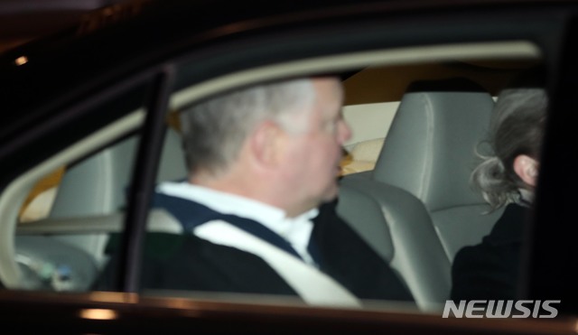 【서울=뉴시스】 고범준 기자 = 스티븐 비건 미국 국무부 대북정책특별대표가 평양에서 열린 북미 실무 협상을 마치고 8일 오후 숙소인 서울 종로구 포시즌스호텔로 들어온 가운데 어디론가 향하고 있다. 2019.02.08.&nbsp; bjko@newsis.com 