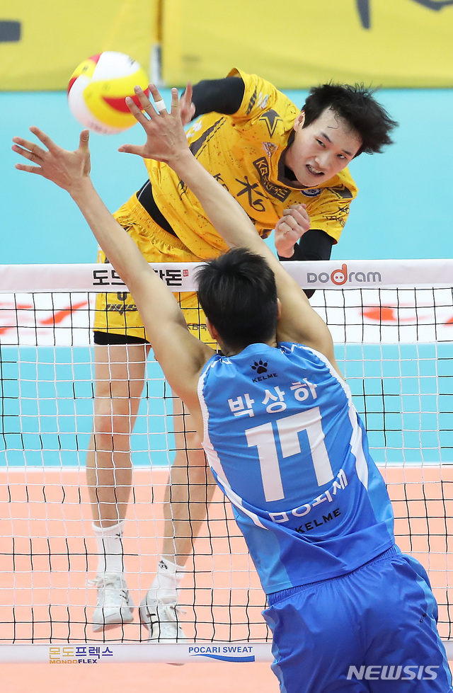 【의정부=뉴시스】이윤청 수습기자 = 8일 오후 경기 의정부 실내체육관에서 열린 도드람 2018-2019 프로배구 V리그 남자부 KB손해보험과 삼성화재의 경기, KB손해보험 김정호가 공격을 시도하고 있다. 2019.02.08.&nbsp; radiohead@newsis.com