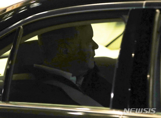 【서울=뉴시스】 고범준 기자 = 스티븐 비건 미국 국무부 대북정책특별대표가 평양에서 열린 북미 실무 협상을 마치고 8일 오후 숙소인 서울 종로구 포시즌스호텔로 들어온 가운데 어디론가 향하고 있다. 2019.02.08.&nbsp; bjko@newsis.com