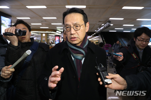 【서울=뉴시스】김병문 수습기자 = 북핵 6자회담 일본 측 수석대표인 가나스기 겐지 외무성 아시아대양주국장이 8일 오후 서울 강서구 김포국제공항을 통해 입국하고 있다.외국 소식통에 따르면 가나스기 국장은 평양에서 제2차 북미정상회담 준비를 위한 실무협상을 마친 스티븐 비건 미국 국무부 대북정책 특별대표 및 이도훈 외교부 한반도교섭본부장과의 회동 가능성이 있다고 밝혔다. 2019.02.08. dadazon@newsis.com