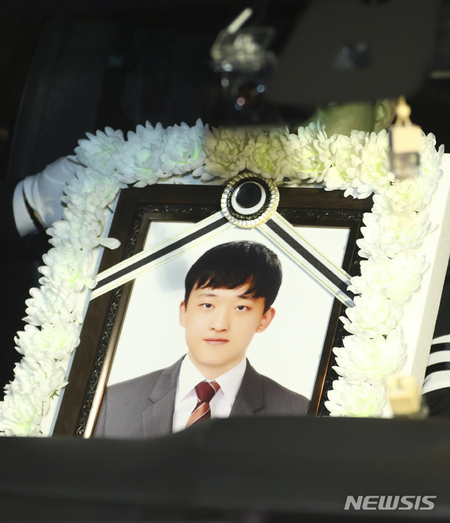 【서울=뉴시스】최진석 기자 = 태안화력발전소 사고로 숨진 비정규직 노동자 고(故) 김용균씨의 발인이 9일 오전 서울 종로구 서울대병원 장례식장에서 엄수되고 있다.&nbsp; 태안화력발전소 정문과 서울 중구 흥국생명 광화문지점 등에서 차례로 노제를 지낸 뒤 광화문광장에서 영결식을 진행, 장지는 남양주시 마석 모란공원이다. 마석 모란공원은 전태일 열사 등의 묘지가 있는 노동·사회 열사들의 상징적인 장소다. 2019.02.09. myjs@newsis.com