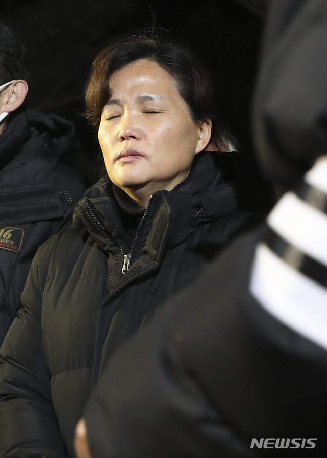 【서울=뉴시스】최진석 기자 = 태안화력발전소 사고로 숨진 비정규직 노동자 고(故) 김용균씨의 발인이 9일 오전 서울 종로구 서울대병원 장례식장에서 엄수, 어머니 김미숙씨가 기도를 하고 있다.&nbsp; 태안화력발전소 정문과 서울 중구 흥국생명 광화문지점 등에서 차례로 노제를 지낸 뒤 광화문광장에서 영결식을 진행, 장지는 남양주시 마석 모란공원이다. 마석 모란공원은 전태일 열사 등의 묘지가 있는 노동·사회 열사들의 상징적인 장소다. 2019.02.09. myjs@newsis.com