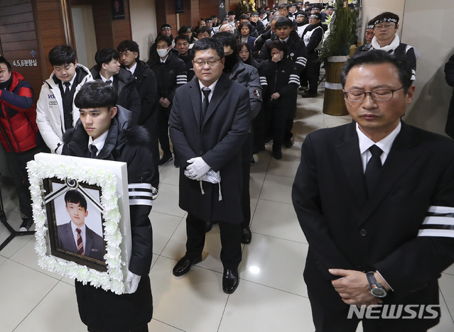 【서울=뉴시스】최진석 기자 = 태안화력발전소 사고로 숨진 비정규직 노동자 고(故) 김용균씨의 발인이 9일 오전 서울 종로구 서울대병원 장례식장에서 엄수되고 있다.&nbsp; 태안화력발전소 정문과 서울 중구 흥국생명 광화문지점 등에서 차례로 노제를 지낸 뒤 광화문광장에서 영결식을 진행, 장지는 남양주시 마석 모란공원이다. 마석 모란공원은 전태일 열사 등의 묘지가 있는 노동·사회 열사들의 상징적인 장소다. 2019.02.09. myjs@newsis.com