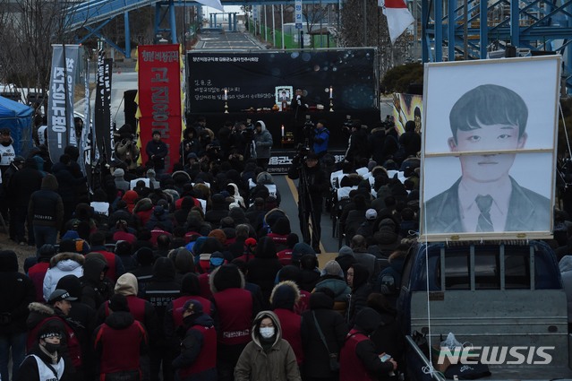 【태안=뉴시스】함형서 기자 =  태안 화력발전소 컨베이어 벨트 사고로 숨진 비정규직 노동자 고 김용균씨의 노제가 9일 오전 충남 태안군 태안화력발전소에서 열리고 있다. 2019.02.09foodwork23@newsis.com