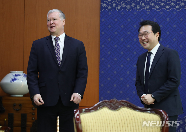 【서울=뉴시스】최진석 기자 = 북한 평양서 2박 3일간 실무협상을 마치고 돌아온 스티븐 비건 미국 국무부 대북정책 특별대표가 협상 결과 설명을 위해  9일 오전 서울 종로구 도렴동 외교부를 방문해 강경화 장관과 면담전 이도훈 한반도 평화교섭본부장과 대화하고 있다. 2019.02.09.photo@newsis.com