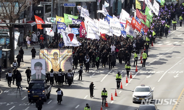 【서울=뉴시스】최진석 기자 = 9일 서울 중구 세종대로에서 태안화력발전소 사고로 숨진 비정규직 고(故) 김용균 노동자의 노제 운구 행렬이 광화문 광장을 향해 이동하고 있다.&nbsp; 노제 뒤 광화문광장에서 영결식을 진행, 장지는 남양주시 마석 모란공원이다. 마석 모란공원은 전태일 열사 등의 묘지가 있는 노동·사회 열사들의 상징적인 장소다. 2019.02.09. myjs@newsis.com