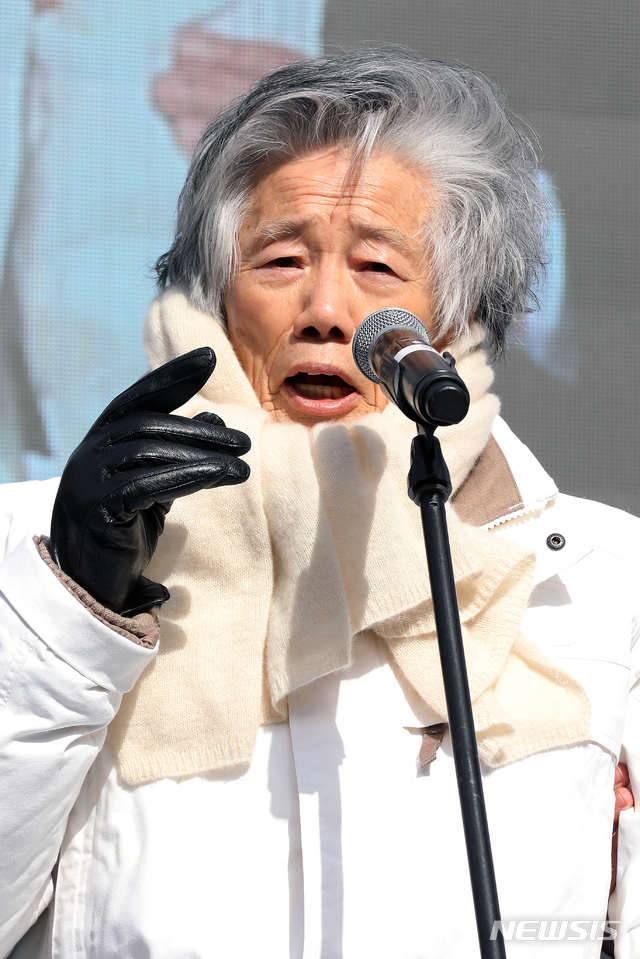 【서울=뉴시스】김병문 수습기자 = 백기완 통일문제연구소장이 지난 2월9일 오후 서울 종로구 광화문광장에서 열린 '청년 노동자 고 김용균 민주사회장 영결식'에 참석해 추모발언을 하고 있다. 2019.02.09. dadazon@newsis.com