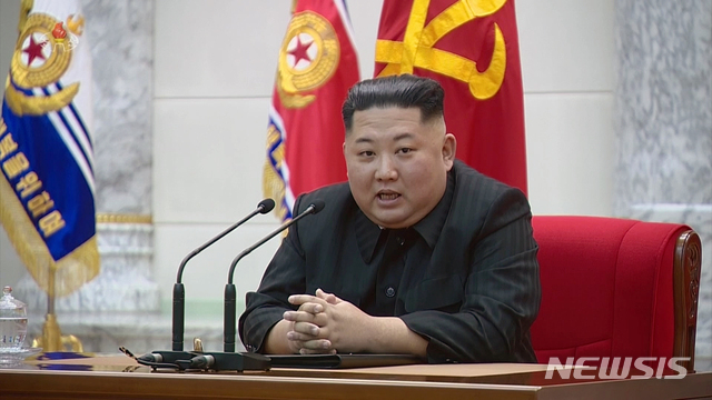 【서울=뉴시스】 북한 조선중앙TV가 지난 8일 김정은 국무위원장이 71주년 건군절을 맞아 인민무력성을 방문했다고 9일 보도했다. 2019.02.09. (사진=조선중앙TV 캡쳐)  photo@newsis.com