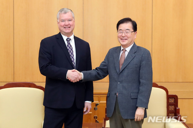 【서울=뉴시스】전신 기자 = 정의용 청와대 국가안보실장이 9일 오후 청와대 본관 백악실에서 스티븐 비건 미국 국무부 대북특별대표와 면담에 앞서 악수하고 있다. 2019.02.09. (사진=청와대 제공)&nbsp; photo@newsis.com