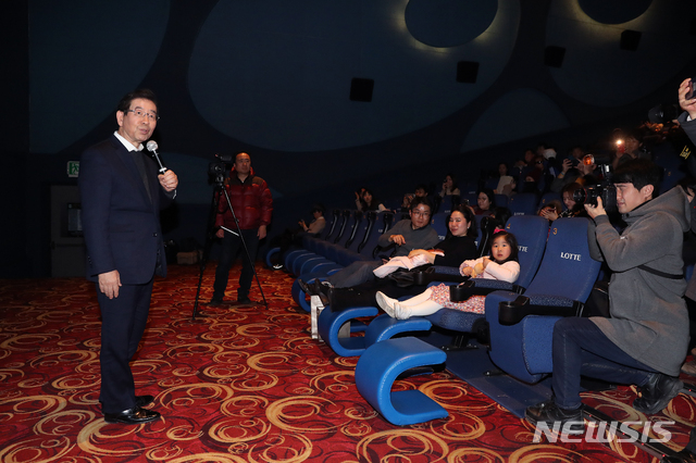【서울=뉴시스】김병문 수습기자 = 박원순 서울시장이 9일 오후 서울 중구 롯데시네마 에비뉴엘에서 열린 유기견 애니메이션 영화 '언더독' 상영회에 참석해 무대인사를 하고 있다. 2019.02.09.&nbsp; dadazon@newsis.com