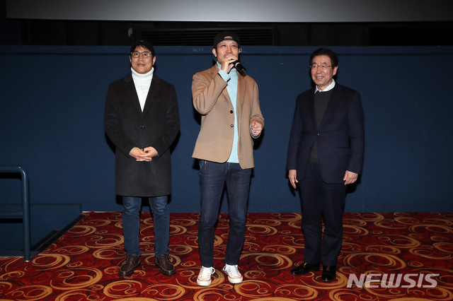 【서울=뉴시스】김병문 수습기자 = 박원순(오른쪽부터) 서울시장이 9일 오후 서울 중구 롯데시네마 에비뉴엘에서 열린 유기견 애니메이션 영화 '언더독' 상영회에 참석해 오성윤·이춘백 감독과 함께 무대인사를 하고 있다. 2019.02.09.&nbsp; dadazon@newsis.com