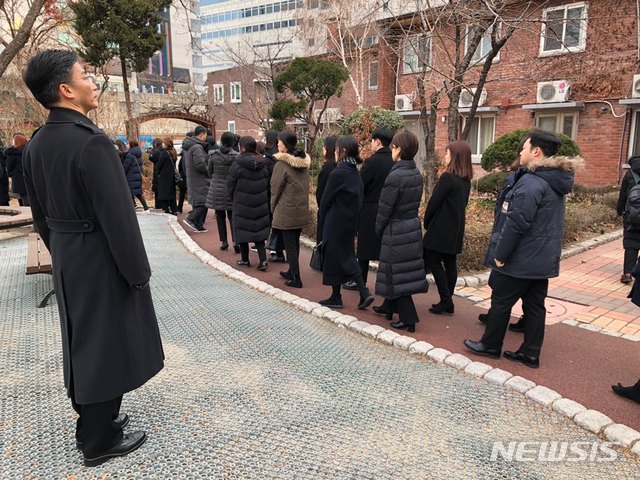 【서울=뉴시스】임재희 기자 = 설 연휴 근무 중 돌연 사망한 국립중앙의료원 윤한덕 중앙응급의료센터장의 영결식이 엄수된 10일 오전 서울 국립중앙의료원. 윤 센터장이 마지막까지 머물렀던 사무실을 이국종 아주대병원 권역외상센터장이 바라보고 있다. 2019.02.10.  limj@newsis.com