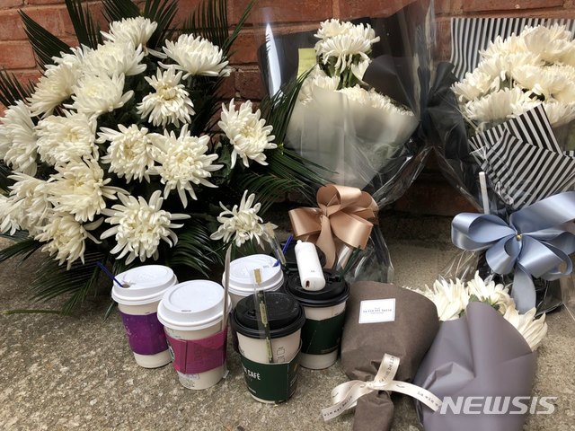 【서울=뉴시스】임재희 기자 = 10일 서울 중구 국립중앙의료원 내 故 윤한덕 중앙응급의료센터장의 집무실 앞에 국화와 커피, 전자담배가 놓여있다. 2019.02.10. limj@newsis.com