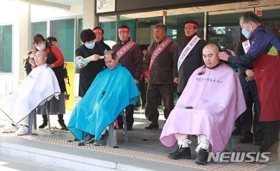 【증평=뉴시스】폐기물소각시설 증설 반대 증평군민 삭발. photo@newsis.com