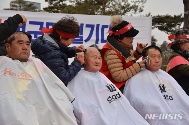 【괴산=뉴시스】의료폐기물 소각장 설치 반대 괴산군의원 삭발. photo@newsis.com