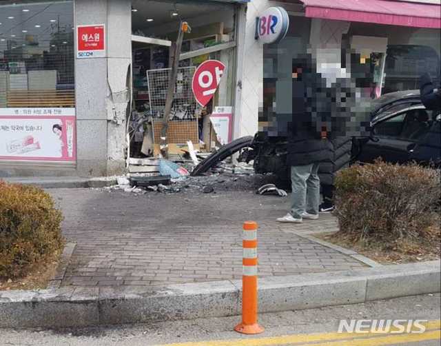 【익산=뉴시스】 이학권 기자 = 10일 오후 1시 20분께 전북 익산시 부송동에서 술취한 A(51)씨가 운전한던 SM5 차량이 상가를 들이받았다. (사진 = 전북소방본부 제공)  photo@newsis.com