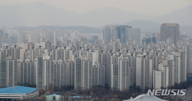 【서울=뉴시스】김진아 기자 = 서울 아파트값이 13주 연속 하락세를 이어갔다. 한국감정원이 발표한 '2월 첫째주 주간아파트 가격동향'에 따르면 지난 1일 현재 서울의 아파트값은 전주 대비 0.08% 떨어졌다. 전셋값은 전국적으로 0.08% 떨어졌다. 서울 아파트 전셋값이 0.18% 하락해 전국 광역시·도 가운데 하락 폭이 가장 컸다. 10일 서울 시내 아파트. 2019.02.10.    bluesoda@newsis.com