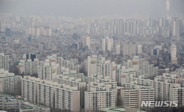 【서울=뉴시스】김진아 기자 = 서울 아파트값이 13주 연속 하락세를 이어갔다. 한국감정원이 발표한 '2월 첫째주 주간아파트 가격동향'에 따르면 지난 1일 현재 서울의 아파트값은 전주 대비 0.08% 떨어졌다. 전셋값은 전국적으로 0.08% 떨어졌다. 서울 아파트 전셋값이 0.18% 하락해 전국 광역시·도 가운데 하락 폭이 가장 컸다. 10일 서울 시내 아파트. 2019.02.10.  bluesoda@newsis.com