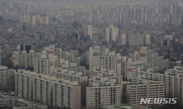 【서울=뉴시스】김진아 기자 = 서울 아파트값이 13주 연속 하락세를 이어갔다. 한국감정원이 발표한 '2월 첫째주 주간아파트 가격동향'에 따르면 지난 1일 현재 서울의 아파트값은 전주 대비 0.08% 떨어졌다. 전셋값은 전국적으로 0.08% 떨어졌다. 서울 아파트 전셋값이 0.18% 하락해 전국 광역시·도 가운데 하락 폭이 가장 컸다. 10일 서울 시내 아파트. 2019.02.10.  bluesoda@newsis.com