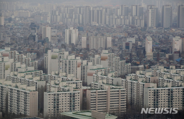 【서울=뉴시스】김진아 기자 = 서울 아파트값이 13주 연속 하락세를 이어갔다. 10일 서울 시내 아파트. 2019.02.10.  bluesoda@newsis.com