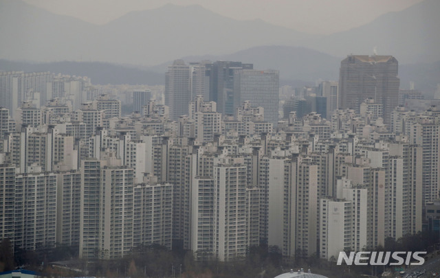 【서울=뉴시스】김진아 기자 = 서울 아파트값이 13주 연속 하락세를 이어갔다. 한국감정원이 발표한 '2월 첫째주 주간아파트 가격동향'에 따르면 지난 1일 현재 서울의 아파트값은 전주 대비 0.08% 떨어졌다. 전셋값은 전국적으로 0.08% 떨어졌다. 서울 아파트 전셋값이 0.18% 하락해 전국 광역시·도 가운데 하락 폭이 가장 컸다. 10일 서울 시내 아파트. 2019.02.10.    bluesoda@newsis.com