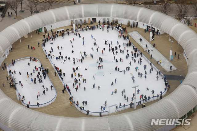 【서울=뉴시스】조성봉 기자 = 서울광장 스케이트장 폐장일인 10일 오후 시민들이 스케이트를 타고 있다. 2019.02.10. suncho21@newsis.com