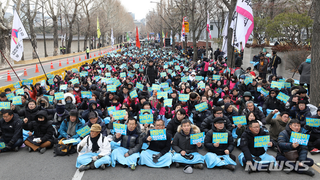 【서울=뉴시스】전신 기자 = 10일 청와대 분수대 광장에서 이석기 의원 내란음모사건 피해자 한국구명위원회가 집회를 열고 이 전 의원의 삼일절특사 포함을 촉구하고 있다. 2019.02.10. photo1006@newsis.com