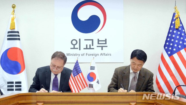 【서울=뉴시스】조성봉 기자 = 한미 방위비분담금 협상 수석대표인 장원삼(오른쪽) 외교부 방위비분담협상 대표와 티모시 베츠 미 국무부 방위비분담협상 대표가 10일 오후 서울 종로구 외교부 청사에서 제10차 방위비분담금 특별협정문에 가서명하고 있다. 2019.2.10. (사진=외교부 제공) photo@newsis.com   