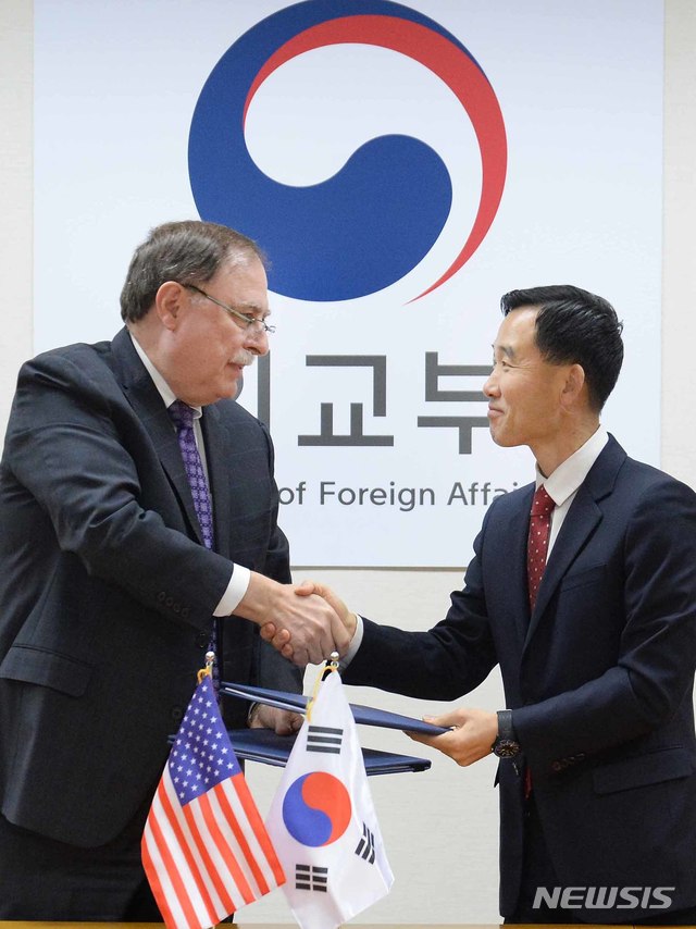 【서울=뉴시스】조성봉 기자 = 이경구(오른쪽) 국방부 국제정책차장과 티모시 베츠 미 국무부 방위비분담협상 대표가 10일 오후 서울 종로구 외교부 청사에서 제10차 방위비분담금 특별협정문을 가서명을 마친 뒤 교환하고 있다. 2019.02.10.(사진=외교부 제공) photo@newsis.com