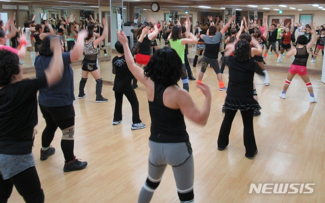 【보은=뉴시스】충북 보은군 여성회관 에어로빅 강좌 모습.(사진=보은군 제공) photo@newsis.com