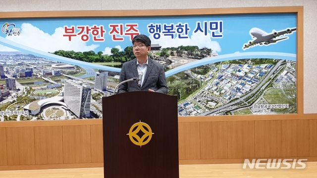 【진주=뉴시스】정경규 기자 = 경남 진주 시내버스 삼성교통(주) 이경규 대표 기자회견.