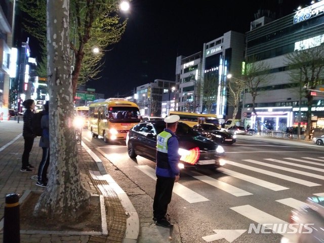 【서울=뉴시스】 강남구 대치동 학원가 단속 현장. 2019.02.11. (사진= 강남구 제공)