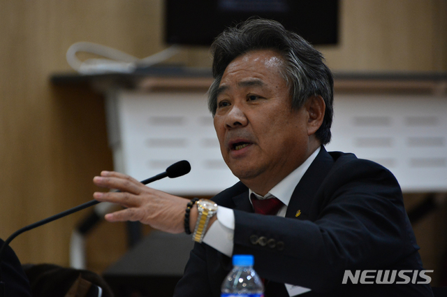 【진천=뉴시스】인진연 기자 = 11일 충북 진천 국가대표선수촌 벨로드롬 대회의실에서 열린 2019년도 정기대의원 총회에서 2019년도 정기자체감사 결과 등을 대의원들에게 보고하고 있다. 2019.02.11 inphoto@newsis.com