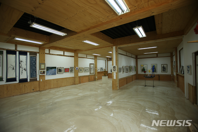 【대전=뉴시스】 충남 부여군 규암면 김기성 갤러리에서 개관기념 특별초대전이 열리고 있다.(사진=목원대 제공)