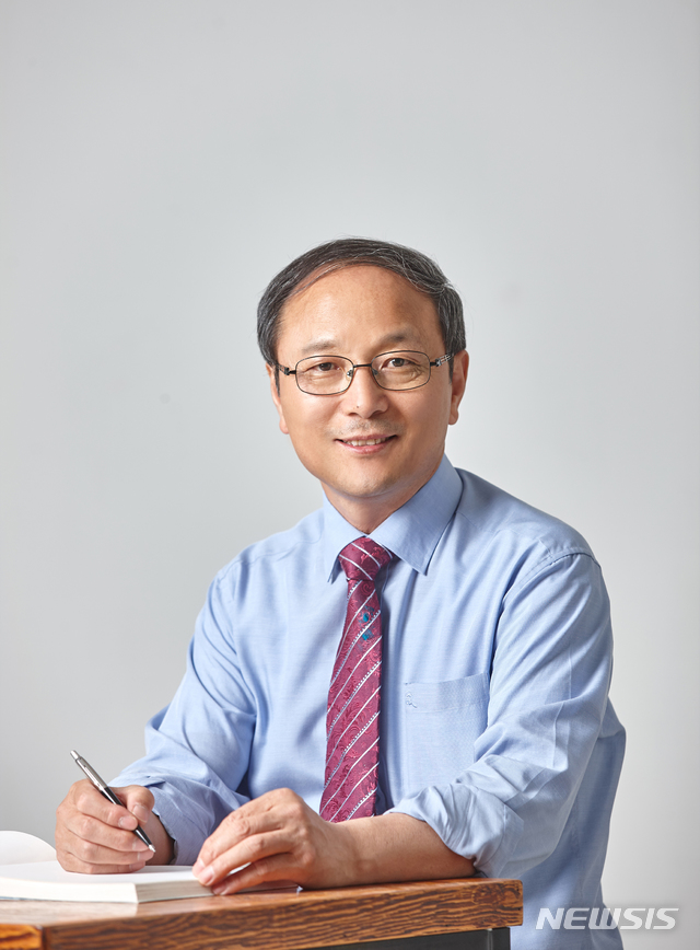 【순천=뉴시스】김석훈 기자 = 국립순천대학교 사범대 물리교육과 김정빈(60) 교수는 지난 10여년간 온천 탐사를 통해 순천만 인근에 대규모 온천수를 찾아냈으며 개발 이익을 대학과 교수연구비에 사용할 계획이라고 11일 밝혔다.2019.02.11. (사진=학과 제공) kim@newsis.com